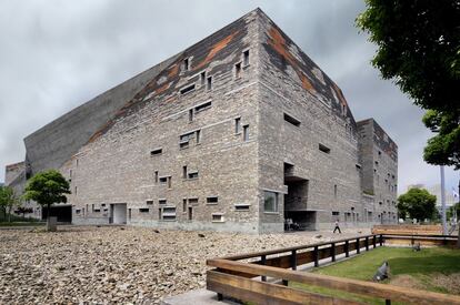 Fachada del Museo de Ningbo (China), proyectado por Wang Shu, premio Pritzker de arquitectura 2012.