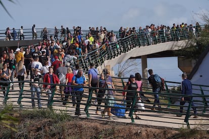 Miles de personas se desplazan desde Valencia a La Torre para ayudar a los afectados por las inundaciones causadas por la dana, este viernes. 