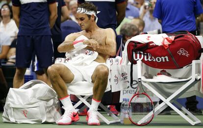 Roger Federer se seca el sudor durante un descanso de su partido contra el belga Steve Darcis.