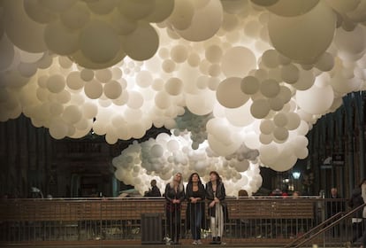 Aunque en la foto no se aprecie, los globos que contemplan las tres mujeres palpitan como un corazón. Un sistema de pulsos de luz blanca ilumina desde dentro y con la frecuencia del ritmo cardiaco la instalación 'Heartbeat' ('latido'), de Charles Pétillon, en Covent Garden.