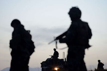 Soldados afganos toman posiciones después de haber sido atacados por los insurgentes en Khogyani.