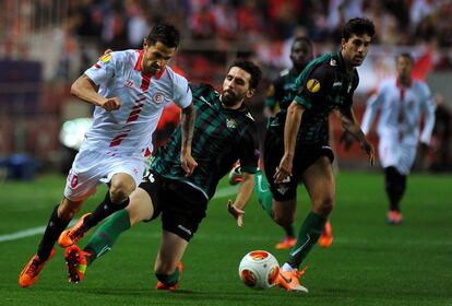 Vitolo, del Sevilla con el defensa del Betis Jordi Figueras, durante el partido de fútbol Europa League Sevilla-Betis en el estadio Ramón Sánchez Pizjuán en Sevilla.