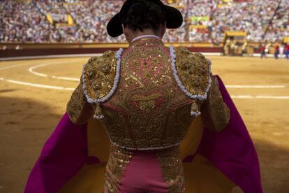 José Tomás reaparece con un bordado de corazones en Burgos en 2007, después de cinco años de ausencia.