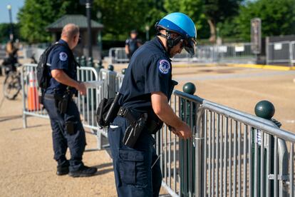 Previendo el estallido de protestas sociales, a primera hora de la mañana agentes de la Policía del Capitolio de EE. UU. han asegurado barreras frente a la Corte Suprema.