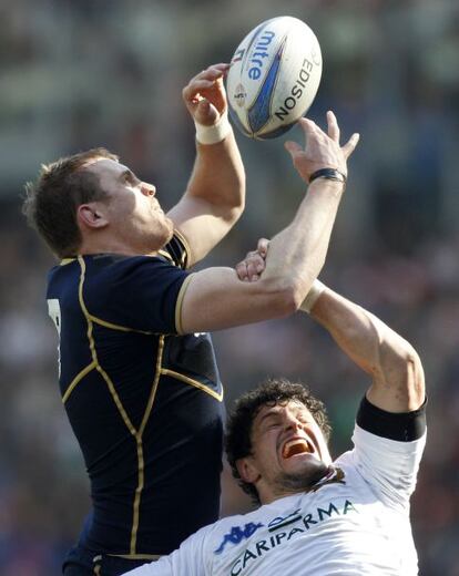 El italiano Alessandro Zanni con el escocés Alastair Kellock.