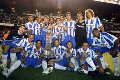 Los jugadores del Deportivo de La Coruña posan con el Trofeo Teresa Herrera, tras vencer en la final al Milan en el estadio de Riazor.