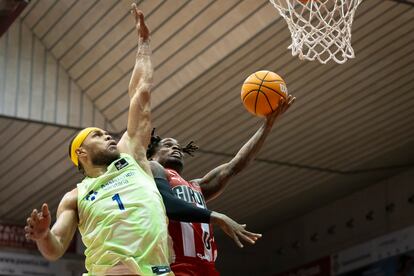 El base nigeriano del Girona Ike Iroegbu (derecha) lucha con Justin Anderson durante el partido entre Barcelona y Girona.