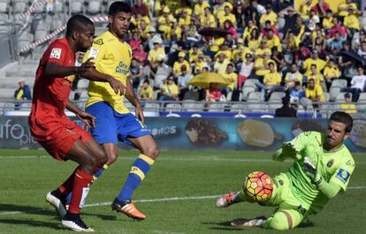 Javi Varas (D) detiene un remate de Bakambu 