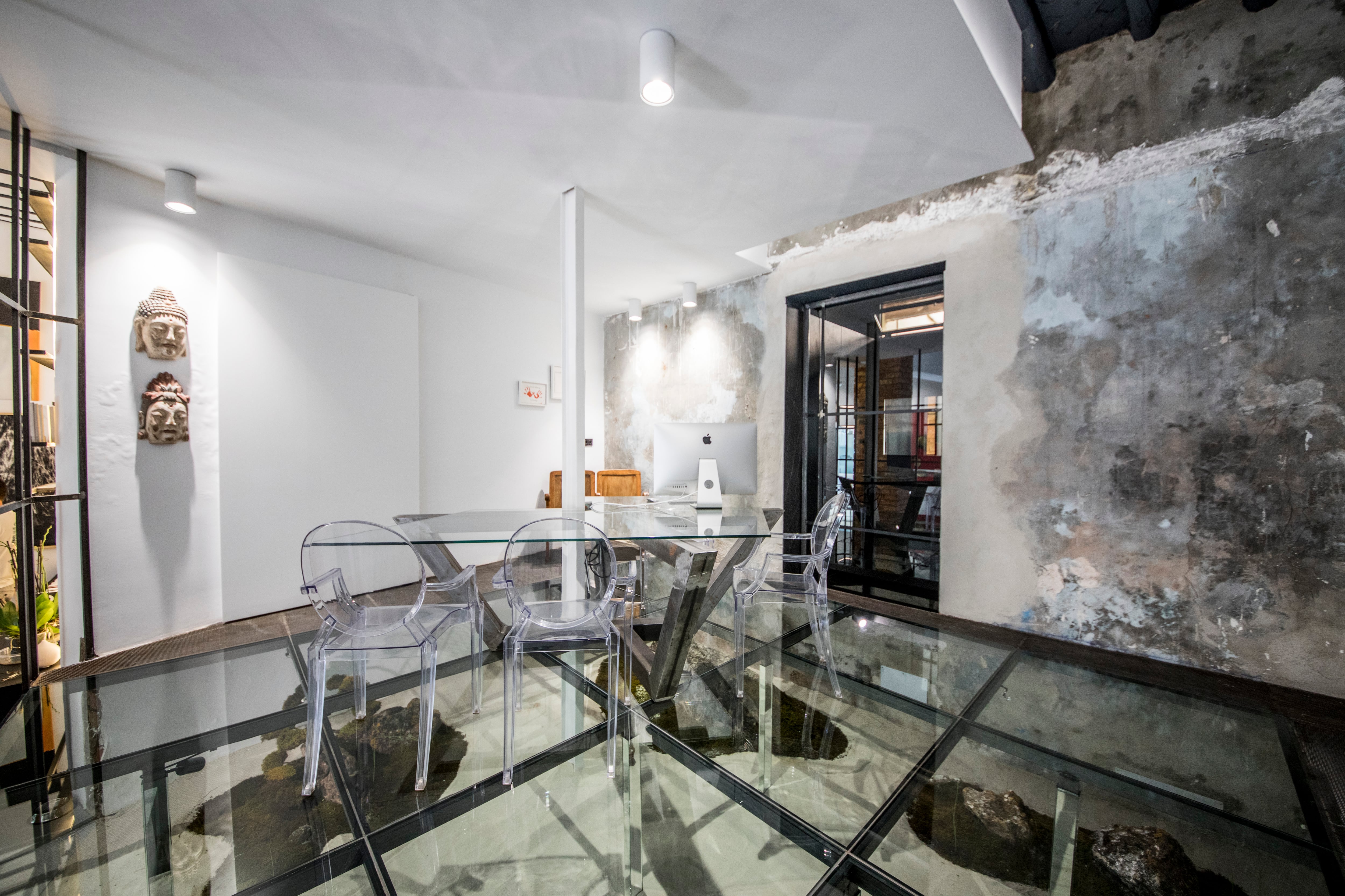 El interiorista Juancho González es un férreo defensor de mostrar las imperfecciones en las paredes.