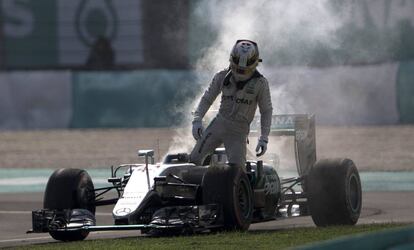Hamilton tras la rotura de su Mercedes.
