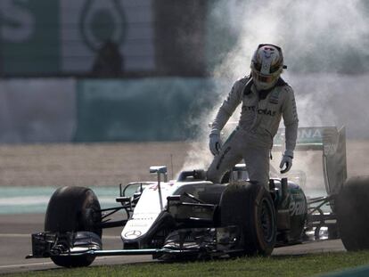 Hamilton tras la rotura de su Mercedes.