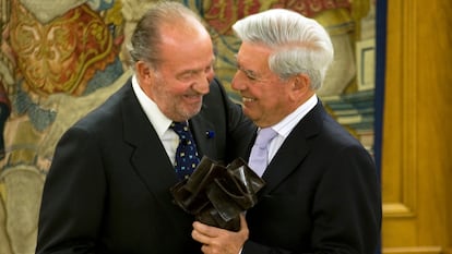 El rey Juan Carlos y Mario Vargas Llosa, en 2010.
