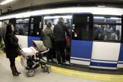 Uno de los vagones de un metro de Madrid en la estaci&oacute;n de Sol.