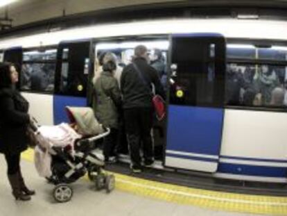 Uno de los vagones de un metro de Madrid en la estaci&oacute;n de Sol.