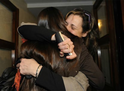María Ángeles, esposa de Gaizka Iturbe, abraza a un familiar.