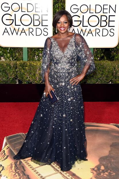 Viola Davis, nominada por How To Get Away With Murder, eligi un vestido azul y plateado firmado por Marchesa.