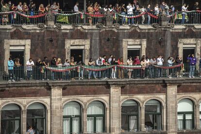 Por segundo año consecutivo, el público asistente tuvo que observar el desfile a distancia y desde los balcones de los edificios aledaños al Zócalo de Ciudad de México.