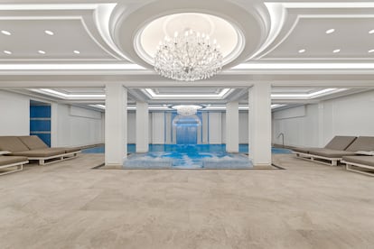 El spa cuenta con una piscina climatizada.