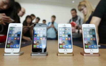 El nuevo IPhone SE, exhibido hoy en un display en el el cuartel general de Apple.