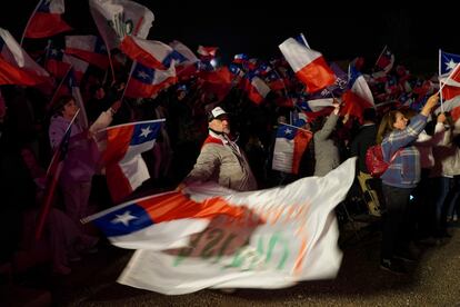 Simpatizantes de la oposición chilena participan en una manifestación en Santiago