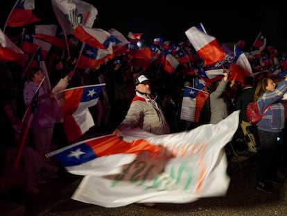 Simpatizantes de la oposición chilena participan en una manifestación en Santiago