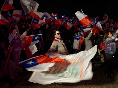 Manifestantes de la campaña por rechazar la primera propuesta constitucional plebiscitada en septiembre de 2022, en Santiago de Chile.