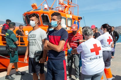 Llegada al Puerto de Motril (Granada) de 24 personas de origen magrebí, entre ellas dos mujeres y dos menores, rescatados en en el mar de Alborán.