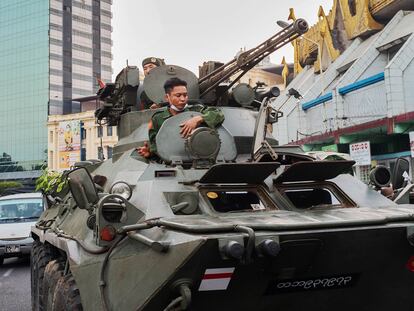 Un tanque recorre este domingo las calles de Yangón.