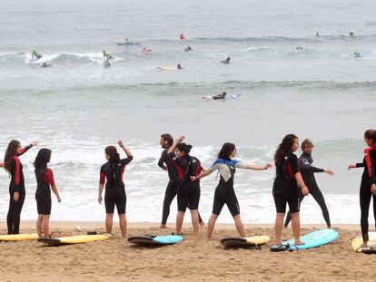 Varios de los jóvenes que participaron ayer en las clases de surf en la playa donostiarra de La Zurriola.