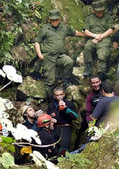 El grupo de espeleólogos descansa tras su rescate a las afueras de la cueva, bajo la mirada de militares mexicanos.