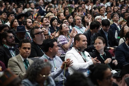 Asistentes a la principal cumbre internacional de biodiversidad aplauden ante los espectáculos del acto inaugural.