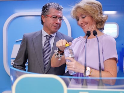Esperanza Aguirre y Francisco Granados, durante una rueda de prensa tras la reunión del Comité de Dirección del PP de Madrid en 2011.