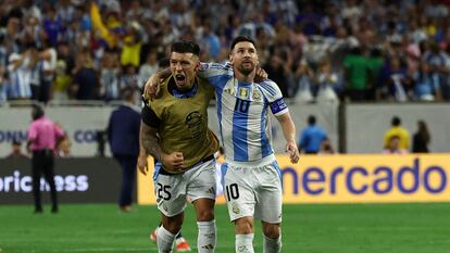 Lisandro Martínez y Lionel Messi, durante los cuartos de final de la Copa América contra Ecuador.