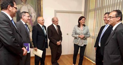 La consejera María José Catalá, con los cinco rectores de las universidades públicas.