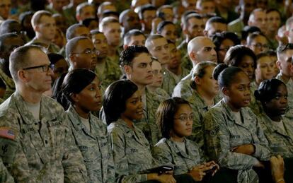 Soldados escuchando, este mi&eacute;rcoles, a Obama en Florida.