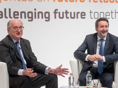 Antonio Brufau y Josu Jon Imaz durante la convenci&oacute;n.  