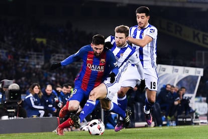 Lionel Messi se lleva la pelota ante los jugadores donostiarras Asier Illarramendi y Yuri Berchiche.