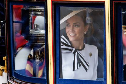 La princesa de Gales sonríe montada en uno de los carruajes reales durante el desfile 'Trooping the Colour', este sábado en Londres. 