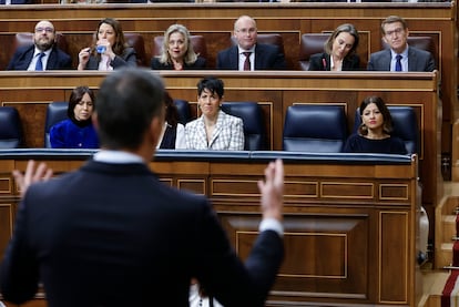 Pedro Sánchez se dirigía desde su escaño a Alberto Núñez Feijóo el 28 de febrero en la sesión de control al Gobierno en el Congreso.