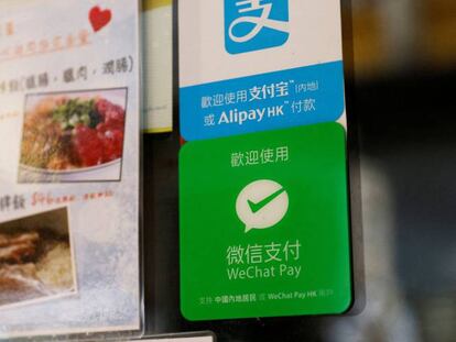 Logos de Alipay y WeChat en un restaurante de Hong Kong.