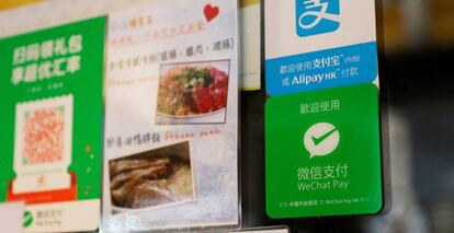 Logos de Alipay y WeChat en un restaurante de Hong Kong.