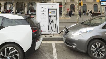 Cotxes elèctrics carregant-se a Barcelona.