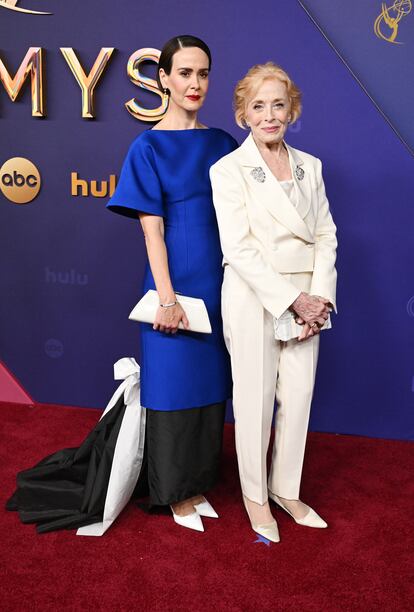 Sarah Paulson, vestida de Prada, junto a su pareja, la también actriz Holland Taylor, con traje de Louis Vuitton.