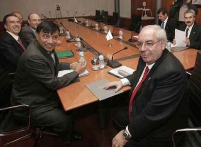 El presidente del Principado de Asturias, Vicente Álvarez Arece (derecha), y el presidente del Consejo de Administración de Arcelor, Lakshmi Mittal, junto a otros directivos de la compañía en la reunión celebrada en La Grada.