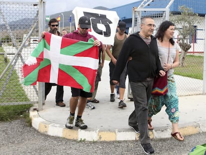 25 de octubre de 2013. El etarra Juan Manuel Piriz López (2d) saliendo  de la cárcel de Botafuegos en Algeciras (Cádiz).