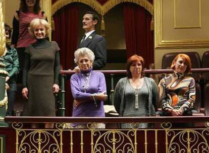 Las actrices Marisa Paredes y Pilar Bardem (primera y segunda desde la izquierda), durante el pleno, en la tribuna de invitados del Congreso.