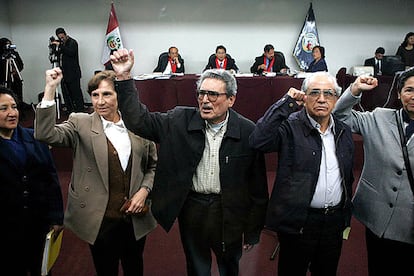 Dirigentes de Sendero Luminoso, con su líder, Abimael Guzmán, en el centro, levantan el puño al comienzo del primer juicio oral contra ellos.