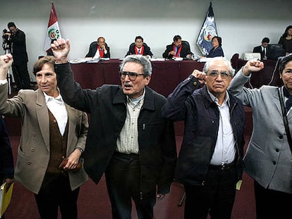 Dirigentes de Sendero Luminoso, con su líder, Abimael Guzmán, en el centro, levantan el puño al comienzo del primer juicio oral contra ellos.