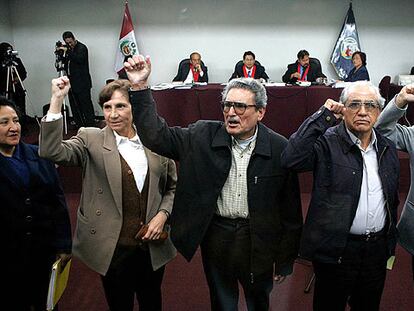 Dirigentes de Sendero Luminoso, con su líder, Abimael Guzmán, en el centro, levantan el puño al comienzo del primer juicio oral contra ellos.