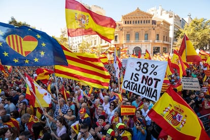 Manifestantes en Barcelona contra el independentismo.